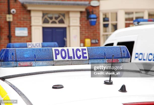 veicoli polizia parcheggiate fuori da una stazione - police station foto e immagini stock