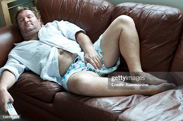 couch potato-expressão inglesa - barriga de cerveja imagens e fotografias de stock