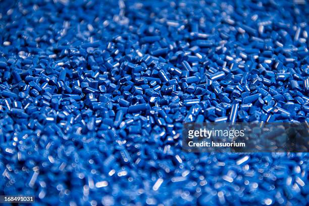 blue masterbatch - granulat kunststoff stock-fotos und bilder