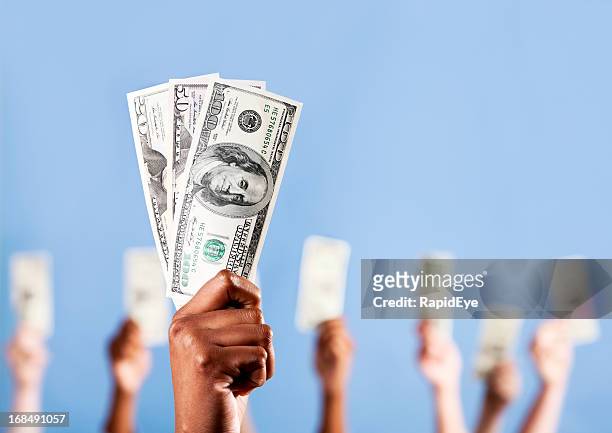 お金を表示します。多くの手ながら米ドル - cash bribe ストックフォトと画像