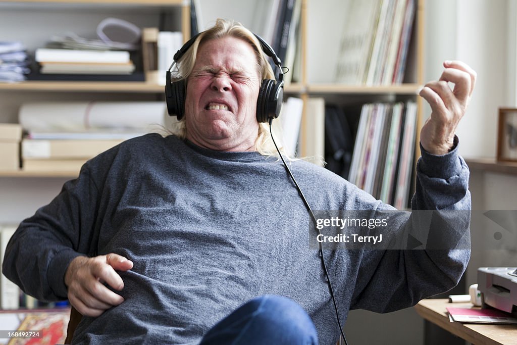 Man gibt vor, spielen Sie Gitarre Musik hören