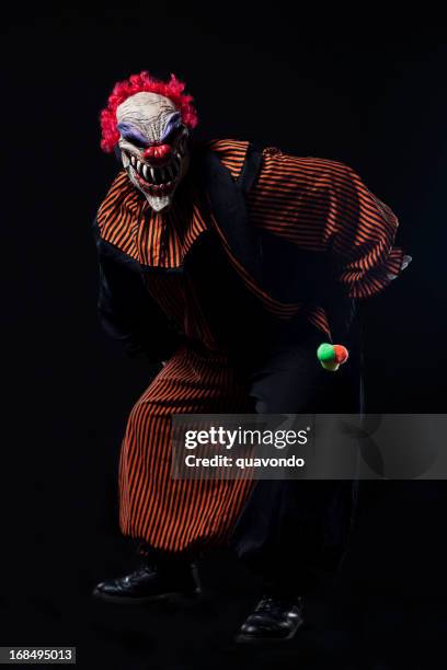 suspense halloween costume de clown portrait sur noir - clown photos et images de collection