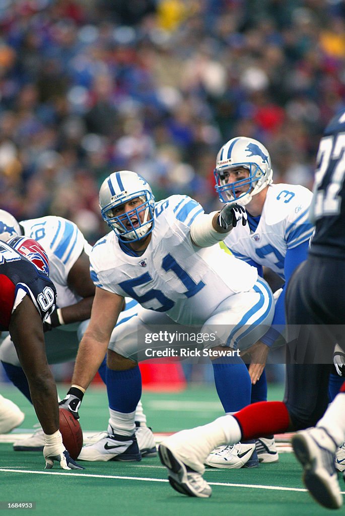 Domenic Riola Center Dominic Raiola of the Detroit Lions waits to make the snap ...