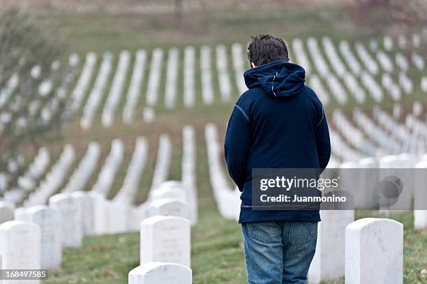 child at a cemetery - blank gravestone stockfoto's en -beelden