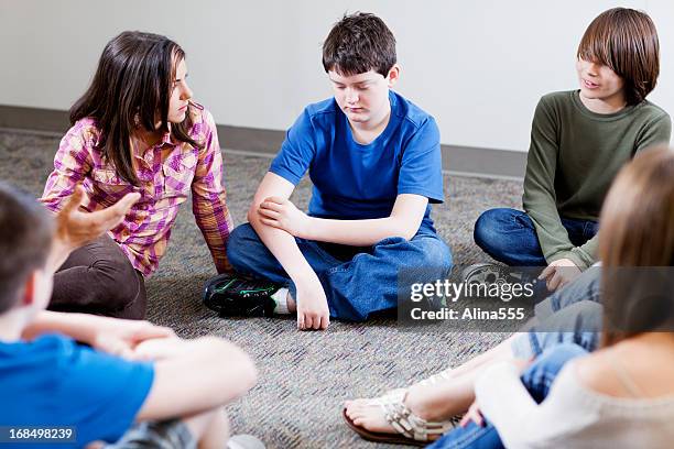 grupo de adolescentes joven sosteniendo debate en un círculo - girl sitting on boys face fotografías e imágenes de stock