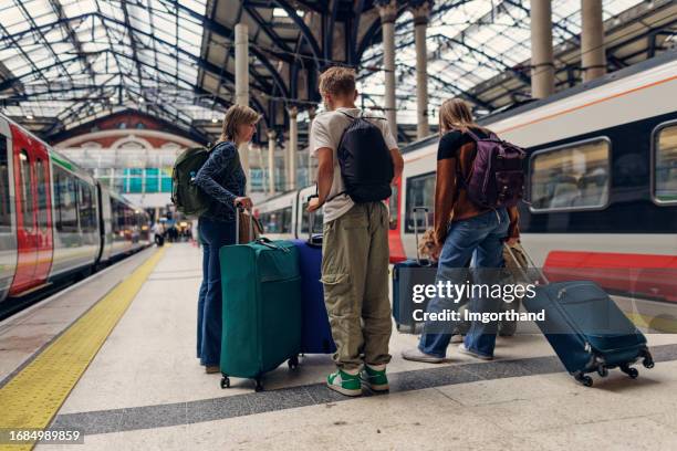 familie, die mit dem zug zum bahnhof london liverpool street kommt - liverpool street bahnhof stock-fotos und bilder