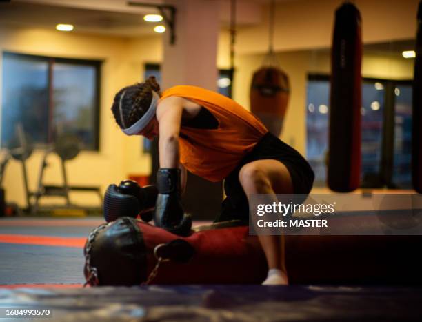 young women boxing - autodifesa foto e immagini stock