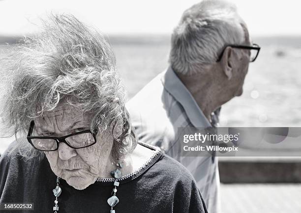 en colère avec des cheveux vent soufflé de ta grand-mère - mamie grimace photos et images de collection