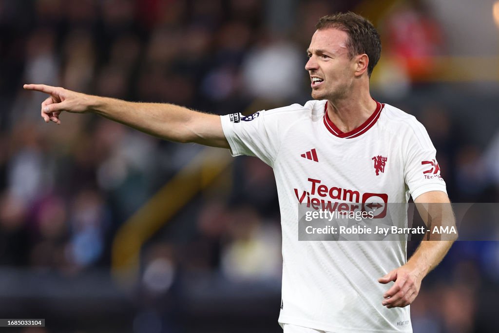 Evans becomes Belfast Pirlo: 'It reminds us of Rooney and Van Persie'