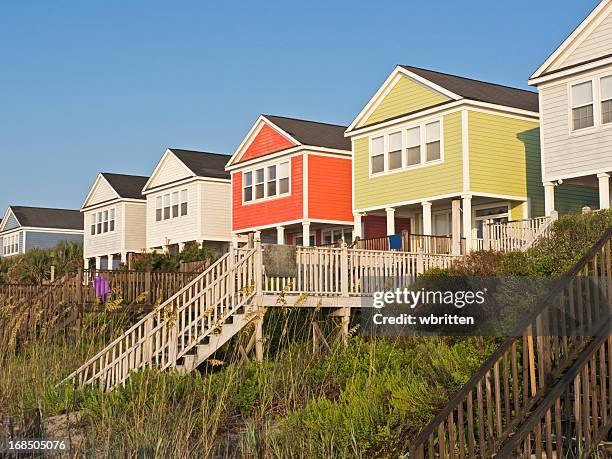 beachfront cottages im sommer urlaub - beach cottage stock-fotos und bilder