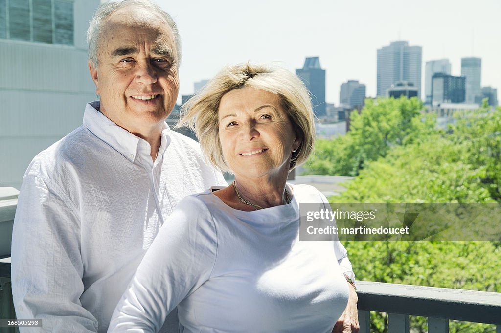 Sênior casal com fundo da cidade.