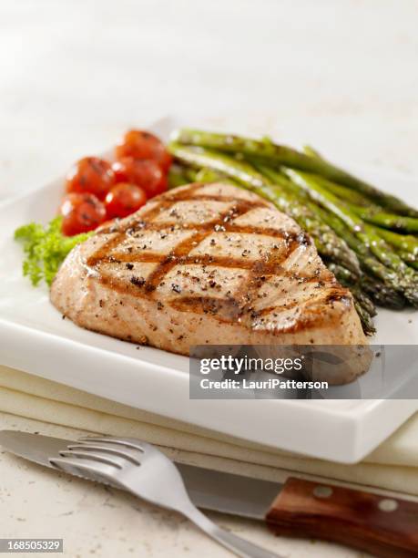 grilled ahi tuna steak - yellow fin tuna fish stockfoto's en -beelden