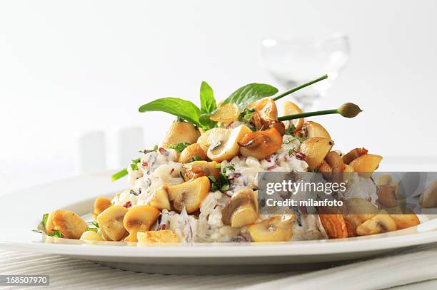 rice salad and roasted mushrooms - white mushroom stockfoto's en -beelden