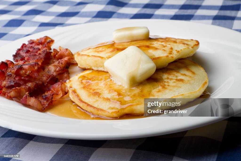 Bacon e ovos na guingão azul