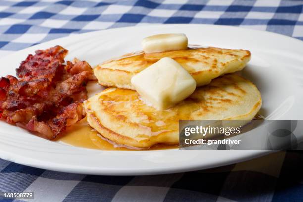 bacon e ovos na guingão azul - bacon imagens e fotografias de stock