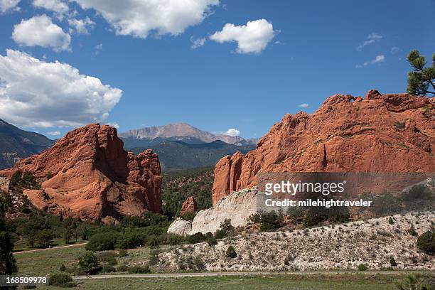 bicyclists pikes peak garden of the gods park colorado springs - pikes peak national forest 個照片及圖片檔