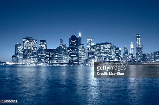 manhattan financial district skyline nyc - new york skyline nacht stock-fotos und bilder