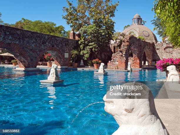 hotel swimming pool - cuernavaca stockfoto's en -beelden