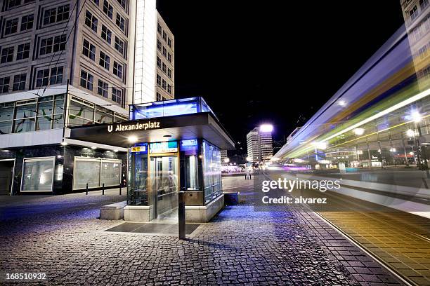 nacht bild von alexanderplatz - ubahn station stock-fotos und bilder