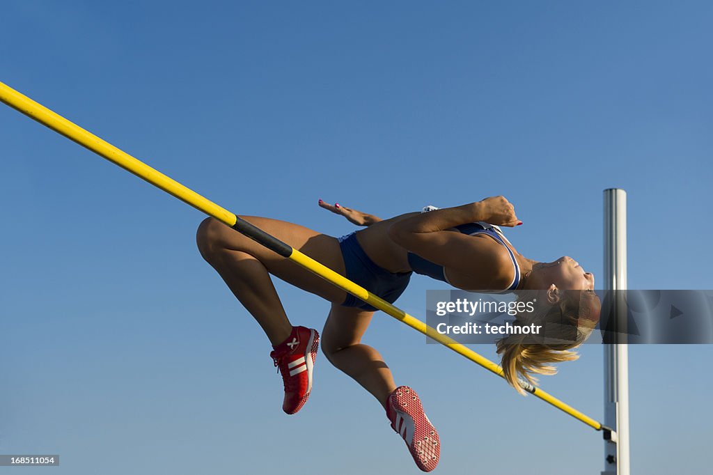 Pulando sobre o atleta feminina lath