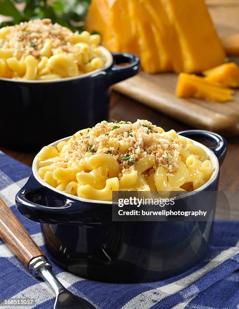 baked macaroni and cheese - macaroni and cheese stock pictures, royalty-free photos & images