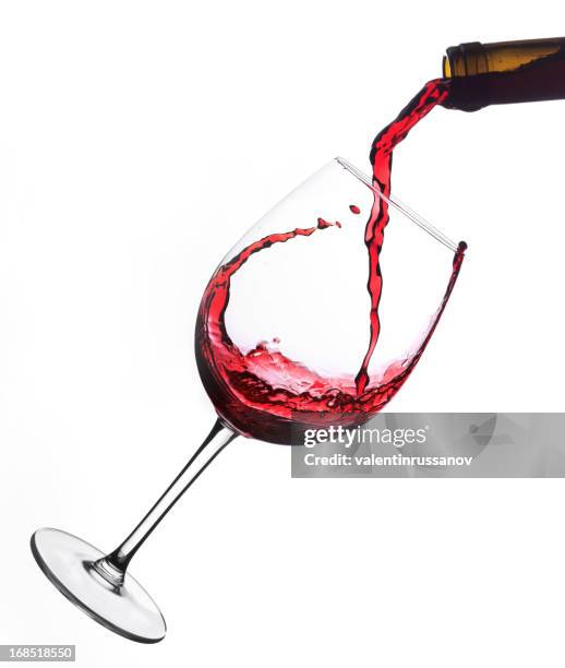 vino rosso versato in glas - scodella foto e immagini stock