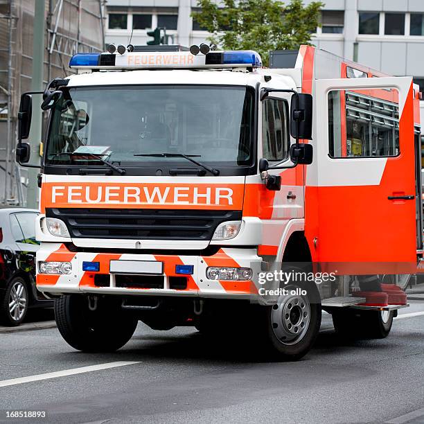 deutsche fire feuerwehrauto - feuerwehr deutschland stock-fotos und bilder