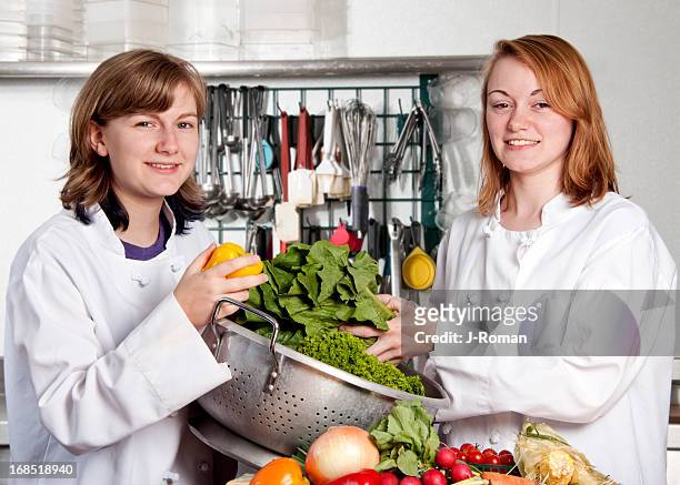 teenager-mädchen in der küche - köchin stock-fotos und bilder