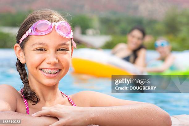 una famiglia in piscina - apparecchio ortodontico foto e immagini stock