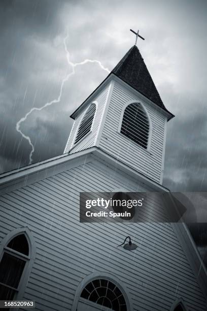 iglesia de tormenta - aguja chapitel fotografías e imágenes de stock
