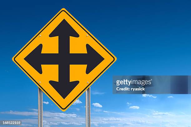 cruzamento de placa sobre fundo de céu azul - sinal de rodovia transversal - fotografias e filmes do acervo