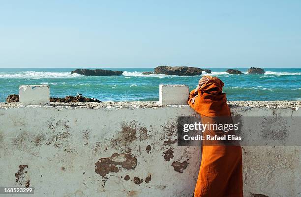 man looking at seascape - essaouira photos et images de collection