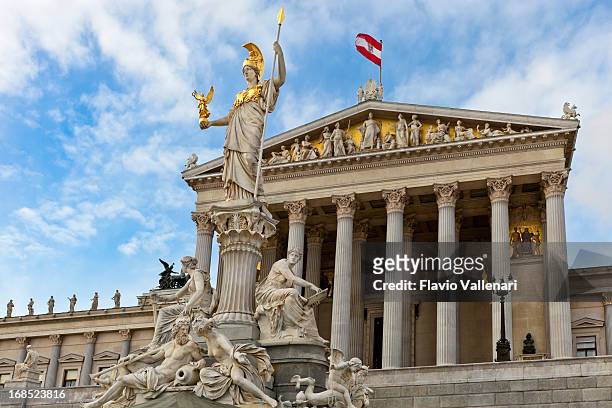 österreichische parlament, wien - austria stock-fotos und bilder