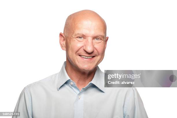 portrait d'un homme souriant - complètement chauve photos et images de collection