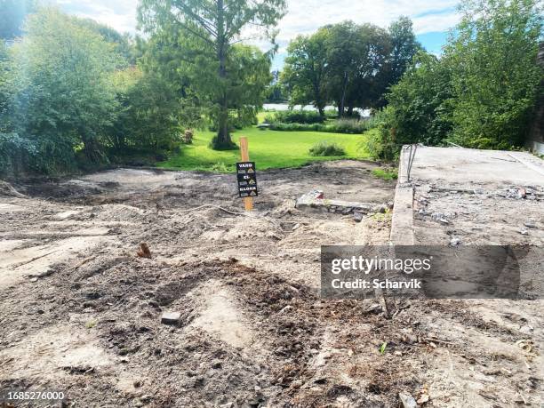 leerstehendes baugrundstück mit herrlichem seeblick - unbebautes grundstück stock-fotos und bilder