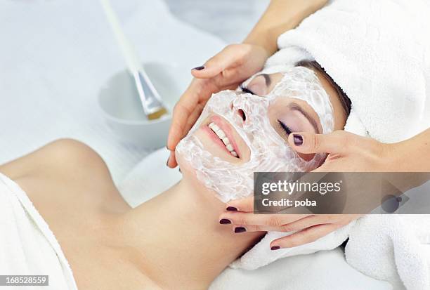 facial mask - schoonheidsspecialist natuur stockfoto's en -beelden