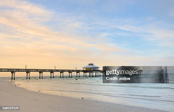 der pier in fort myers at dawn, florida, usa - fort myers stock-fotos und bilder