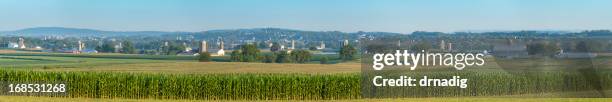 lancaster county farm panorama avec champ de maïs et les montagnes - amish barn photos et images de collection