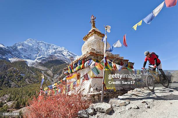 little stupa on annapurna circuit, nepal - nepal mountains stock pictures, royalty-free photos & images