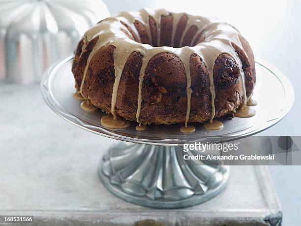 cranberry walnut espresso cake - tulbandcake stockfoto's en -beelden