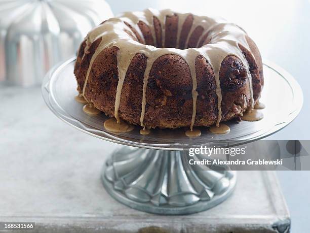 cranberry walnut espresso cake - bundtkaka bildbanksfoton och bilder