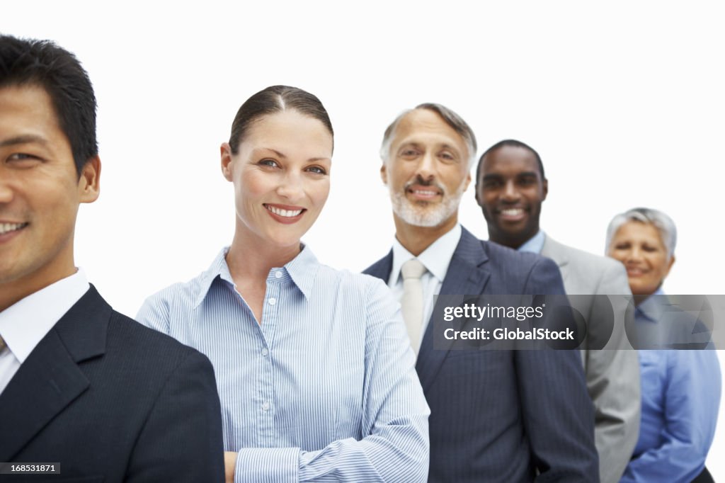 Mujer de negocios de pie con sus colegas en una fila