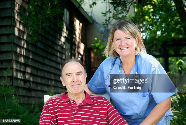 professionista sanitario fornendo assistenza senior - gerontology foto e immagini stock