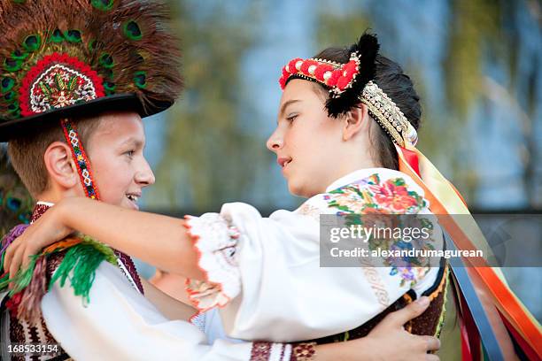 danza tradizionale - abiti da cerimonia foto e immagini stock