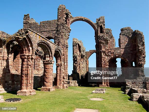 lindisfarne priory, northumberland - abtei stock-fotos und bilder