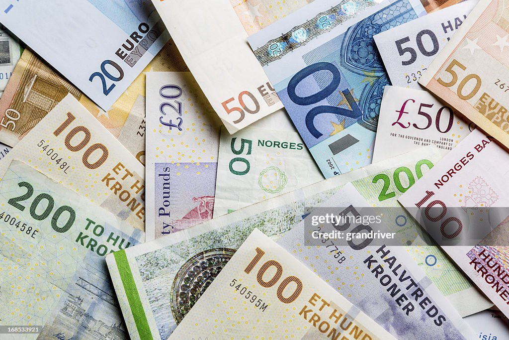 Papel moneda europea, billete de corona, libras y Euros en una pila