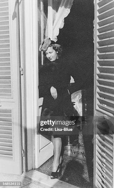 young woman in fur,1936.black and white - 1940 18-21 stock pictures, royalty-free photos & images