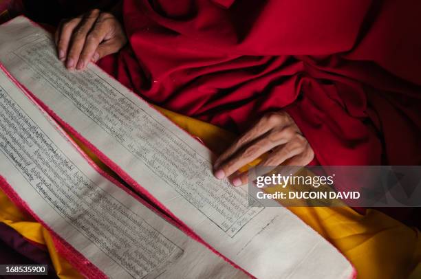 reading bouddhist text in kham, tibet - religiöser text stock-fotos und bilder