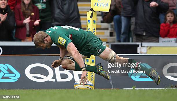 Tom Croft of Leicester scores a spectacular solo try during the Aviva Premiership semi final match between Leicester Tigers and Harlequins at Welford...