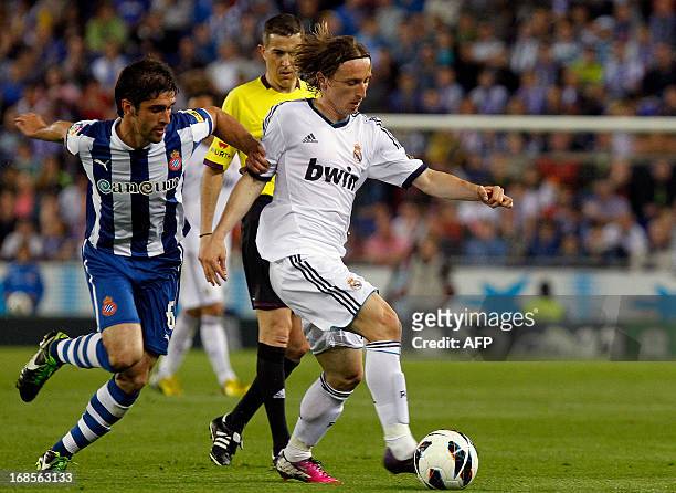 Espanyol's Argentinian defender Juan Forlin vies with Real Madrid's Croatia's midfielder Luka Modric during the Spanish league football match RCD...